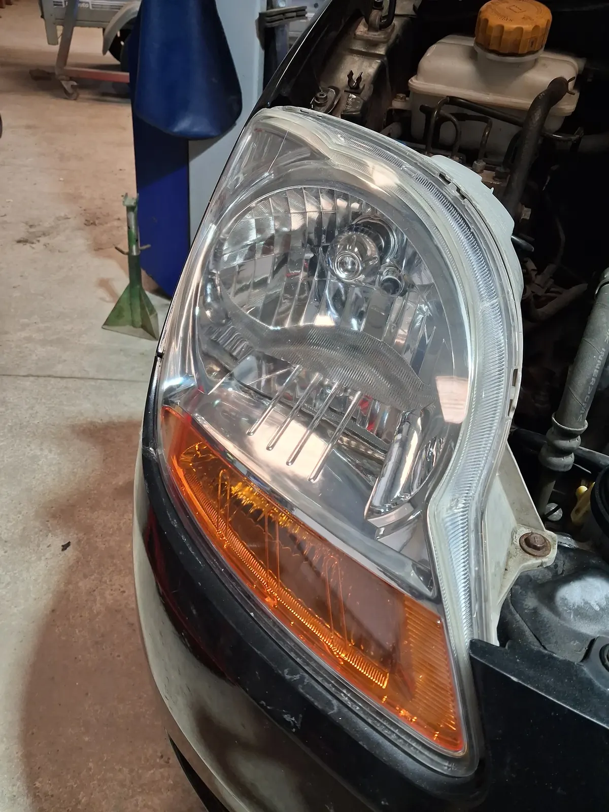 Optique de phare transparente après polissage et protection de la surface
