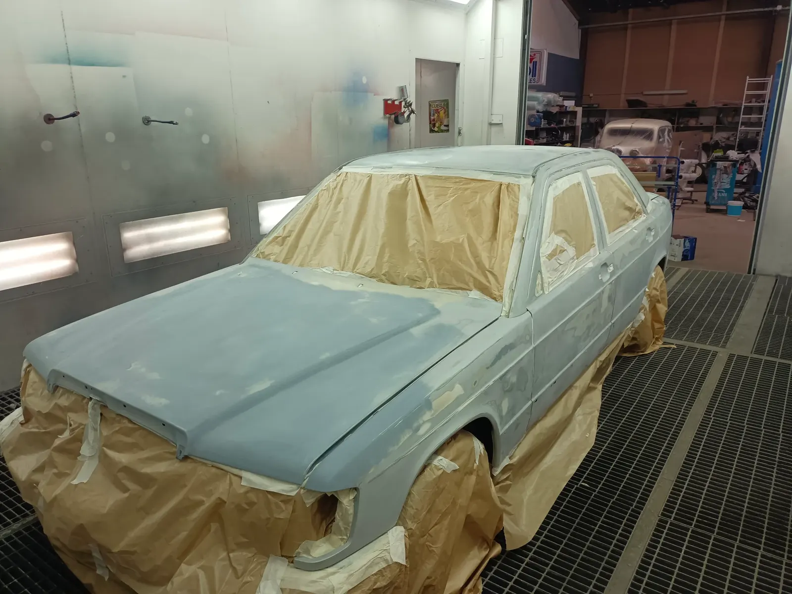 Carrosserie d'un véhicule d'occasion en apprêt, prête pour la mise en peinture