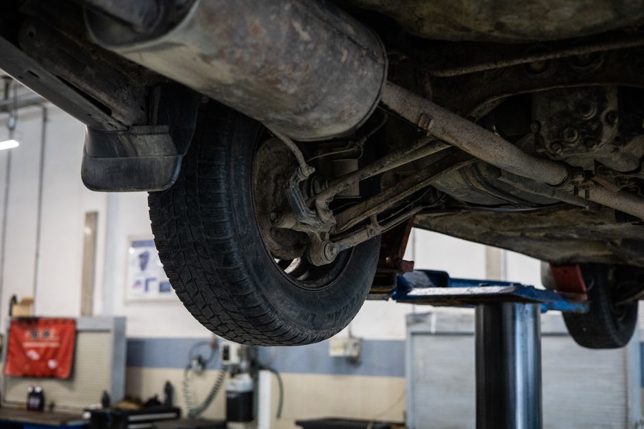 Ligne d'échappement et dessous de caisse d'une voiture levée dans un atelier